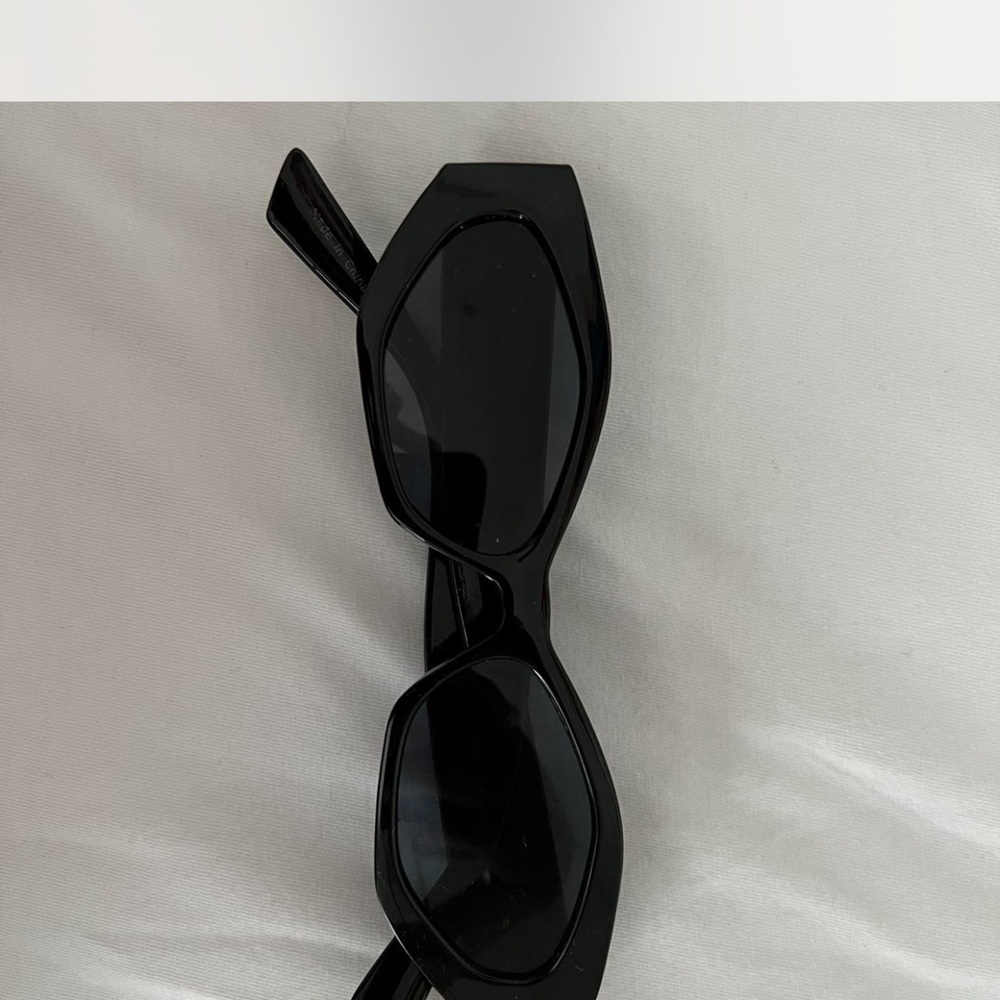 Chic Black Geometric Sunglasses